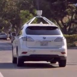 'Zelfrijdende auto's Google behendiger in stadsverkeer'