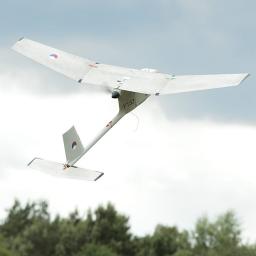 Drone laadt op via hoogspanningskabel
