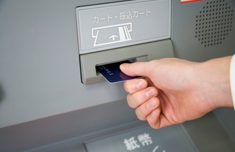 14-jarigen hacken pin-automaat met online handleiding
