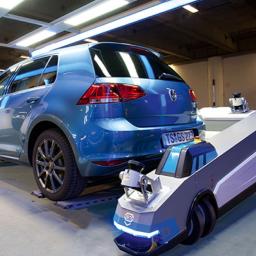 Robot parkeert auto's op Duits vliegveld