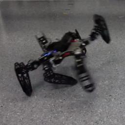 Onderzoekers leren robot lopen met gebroken been