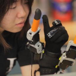 Robothandschoen geeft drager twee extra vingers