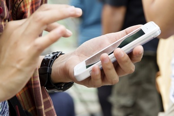 Lege smartphones mogen straks vliegtuig niet meer in