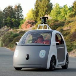 Google moet zelfrijdende auto uitrusten met stuur en pedalen