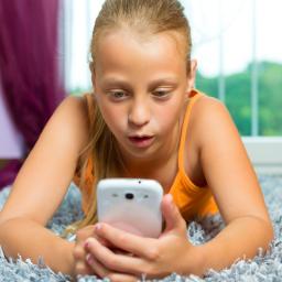 Moeder ontwikkelt app die kinderen verplicht terug laat bellen