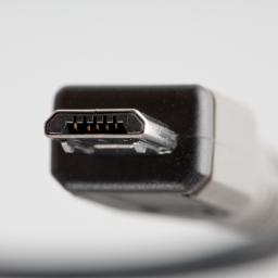 Nieuwe usb-stekker klaar voor productie