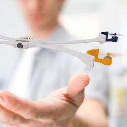 Armbanddrone vliegt van pols en maakt selfies