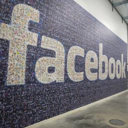 'Facebook verplicht dragqueens om echte naam te gebruiken'