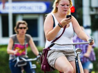 Minister wil smartphonegebruik tijdens fietsen wel ontmoedigen