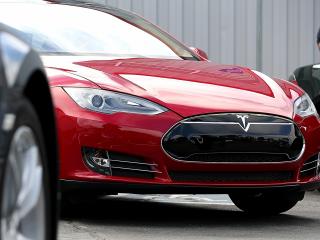 Tesla maakt nieuwe modellen met software-update deels zelfrijdend