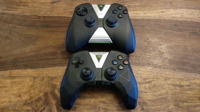 De oude controller (boven) en nieuw (onder)