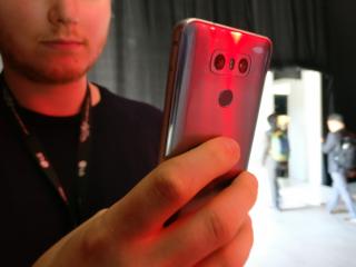 Compacte smartphone met groot scherm focust op de basis